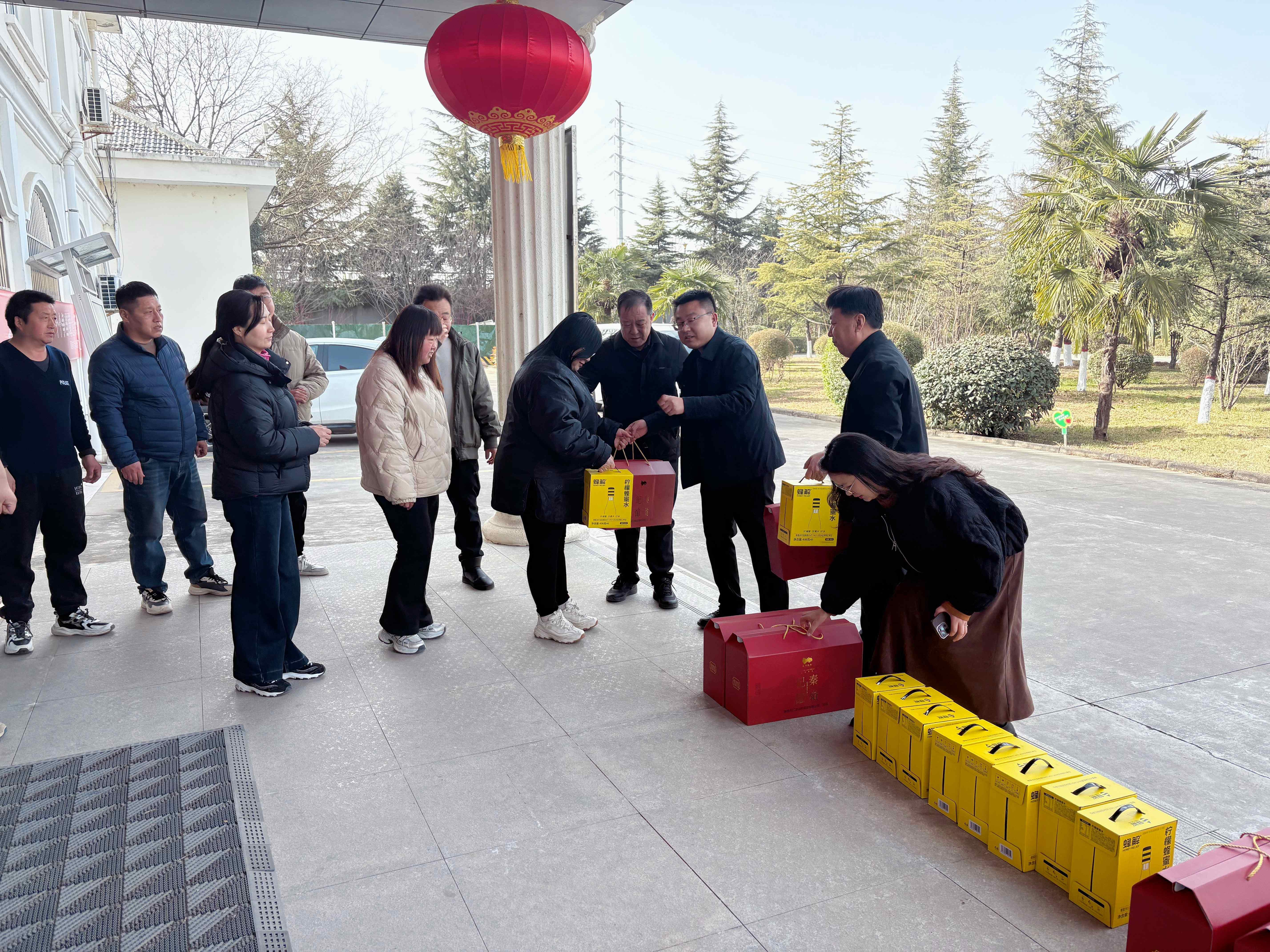 情暖堅(jiān)守職工 筑牢民生保障 &mdash;&mdash;商洛城發(fā)集團(tuán)開(kāi)展一線(xiàn)職工走訪(fǎng)慰問(wèn)活動(dòng)